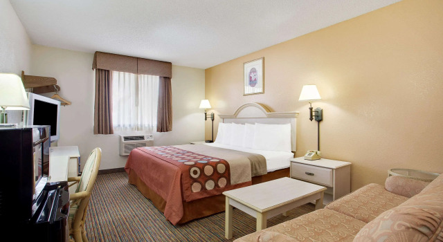 Super 8 by Wyndham Clearwater/St. Petersburg Airport, Reserva ahora Hotel Clearwater Beach Playas de Clearwater y St. Pete Beaches