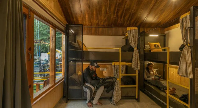 Кровать в общем номере The Hosteller Kasol, Riverside