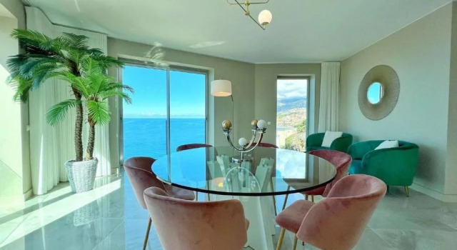 Lux Apartment first row