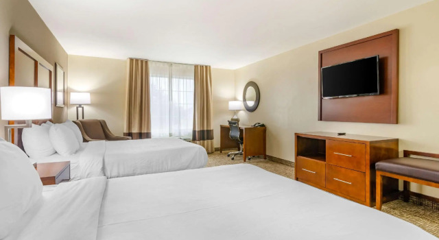 Четырёхместный номер Standard Comfort Inn & Suites near Bethel College