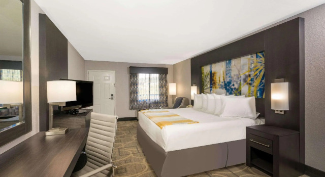 Двухместный номер Standard Days Inn by Wyndham Asheville Downtown North