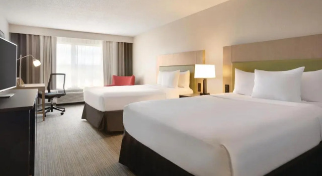 Четырёхместный номер Standard Country Inn & Suites by Radisson, Brooklyn Park - Brooklyn Center, MN