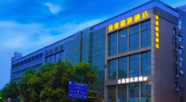 RongYi Hotel (Chengdu Kuanzhai Alley Xiyuhan Road East Subway Station)