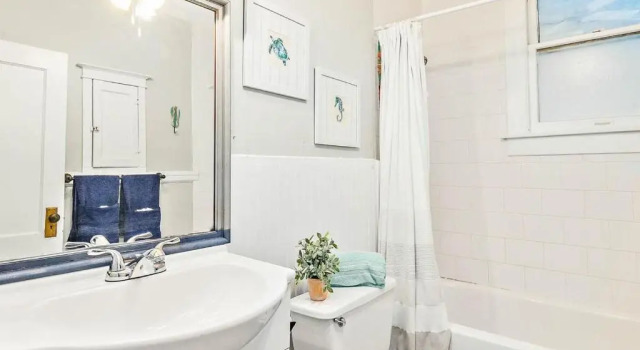 Апартаменты Charming Downtown Carriage Apartment