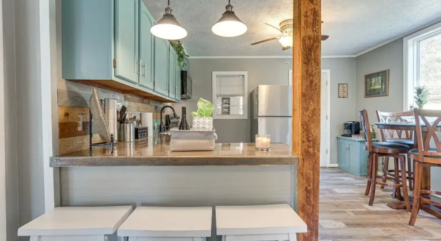 Lovely Smoky Mountain Cottage w/ Deck + Views!, Book Feriehus Sommerhuse i Blue Ridge Mountains, Hytte