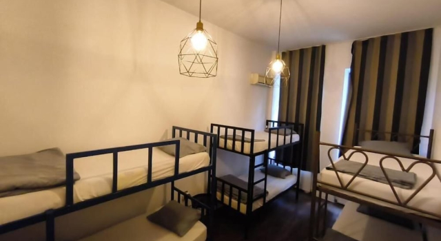 Кровать в общем номере с балконом и с видом на канал Antique Hostel