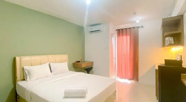 Апартаменты Deluxe Comfy And Strategic Studio Apartment At Bassura City