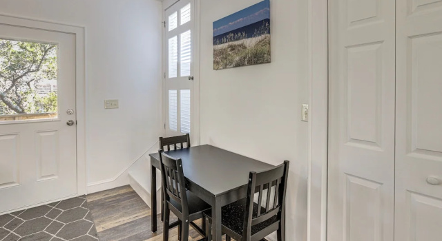 < 1 Mi to Ocean! OBX Condo w/ Decks, Pets Welcome, Забронировать Апартаменты/квартира Отели Национального побережья Кейп-Хаттерас с парковкой, Парковка