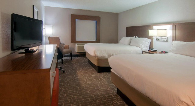 Четырёхместный номер Standard Holiday Inn Express Hotel & Suites Spence Lane by IHG