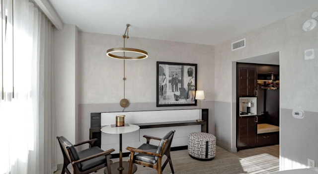 Четырёхместный номер Standard Hotel Fort Des Moines, Curio Collection By Hilton