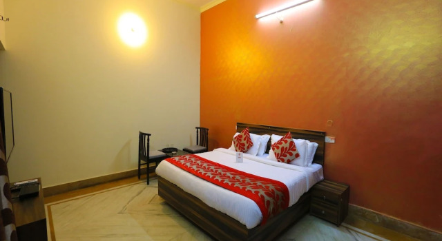 OYO 8681 Hotel Happy Homes, Забронировать Отель Отели Гомти Нагара с парковкой, Парковка