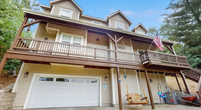 Walk to Lake Arrowhead! Family Home w/ Games