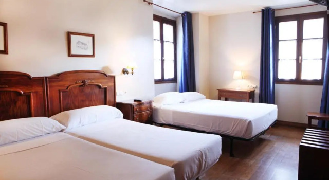 Трёхместный номер Standard Hostal Antxitonea