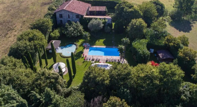 Вилла Villa Ambrogia: large country manor with private pool next to golf course
