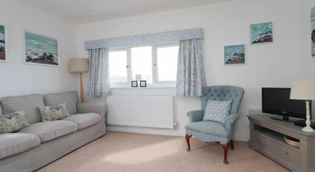 Spacious & modern beach house, 100m to beach