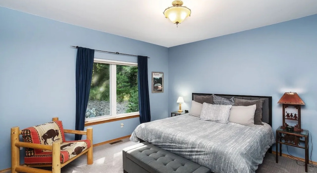 Riffle River Lodge 3 Bedroom Home by NW Comfy Cabins by RedAwning, Book Feriehus Hoteller i Plain med parkering, Parkering
