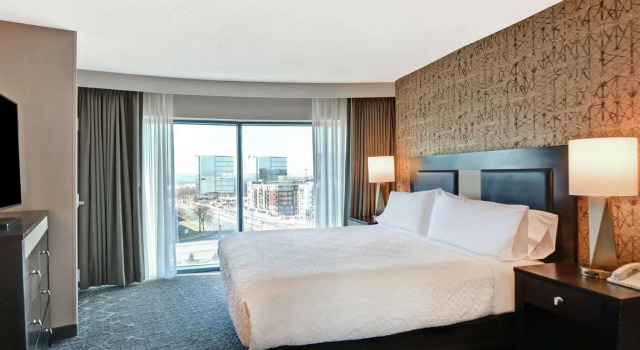 Люкс Corner c 1 комнатой Embassy Suites by Hilton Minneapolis Airport