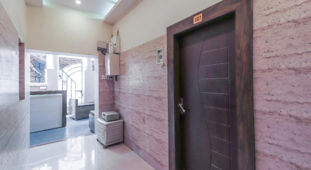 OYO 49718 Hotel Basant, Забронировать Отель Alambagh штат Уттар-Прадеш