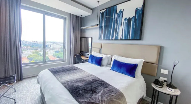 Sandtoncity-apartment-sleeps2-pool-parking