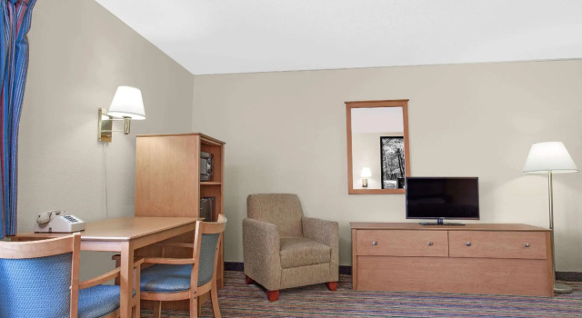 Люкс Super 8 by Wyndham Evansville East