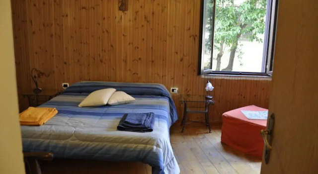 B&B Baroi Orgosolo, Book Bed and Breakfast Hoteller i Orgosolo med parkering, Parkering
