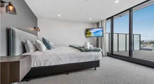 Luxury Penthouse with Bay and City Views, Book Apartment Kew 