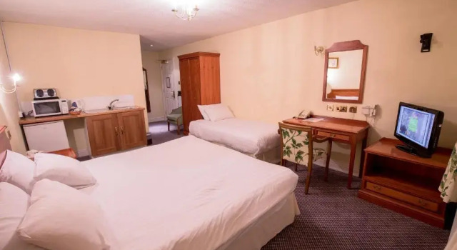 Трёхместный номер Standard Harefield Manor Hotel
