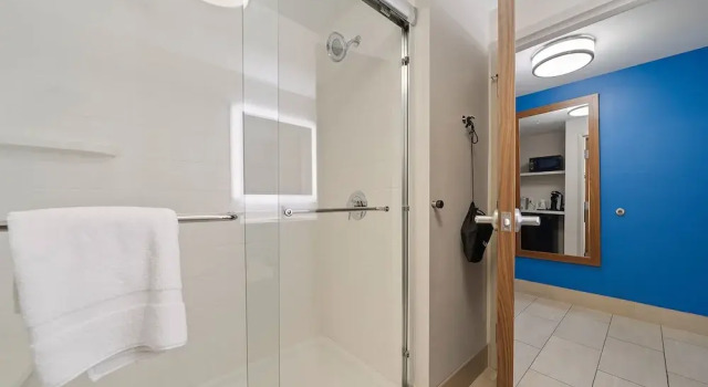 Четырёхместный люкс Holiday Inn Express & Suites Macon North by IHG