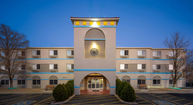 Days Inn & Suites by Wyndham Airport Albuquerque, Забронировать Отель Альбукерке Нью-Мексико