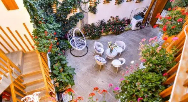 Shihua Jili Designer Boutique Homestay (Nanmen Street Baowu Alley)