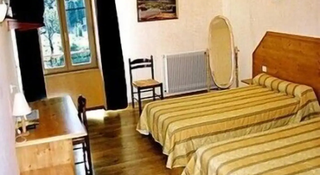 Logis Le Saint Cyr, Buchen Sie Hotel Montmelard 