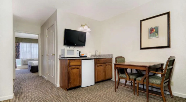Люкс Quality Inn & Suites Tulare