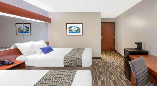 Четырёхместный номер Microtel Inn and Suites Manistee