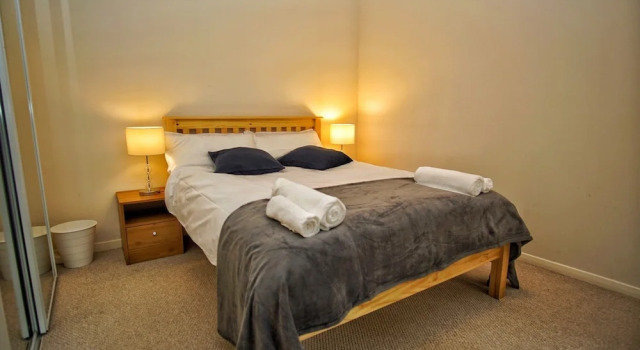 1 Bedroom Festival Flat Near The Meadows for 2, Забронировать Отель Отели Эдинбурга 3 звезды, рядом с Church of St Andrew &amp; St George, 3*