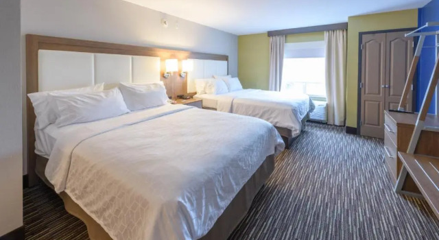 Четырёхместный люкс Holiday Inn Express & Suites Jamestown by IHG