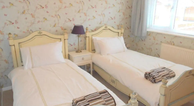 Коттедж Luxury 4 Bed 3 Bathroom Bungalow , South West of London, The Dapples