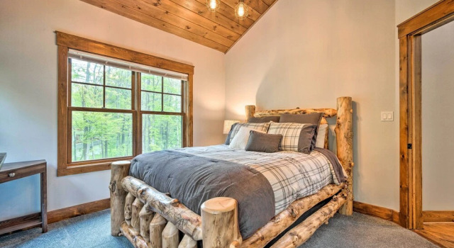 Коттедж Elegant Mtn Chalet w/ Deck: 1 Mi to Mt Snow!