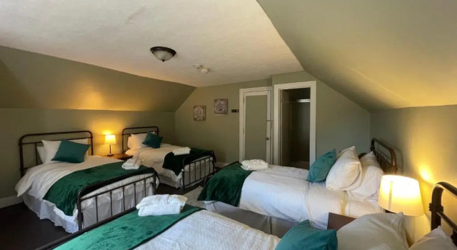 Четырёхместный номер Deluxe Stone Hearth Inn and Eatery
