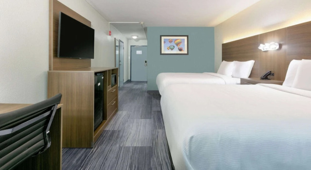 Четырёхместный номер Standard Отель Baymont by Wyndham East Ridge
