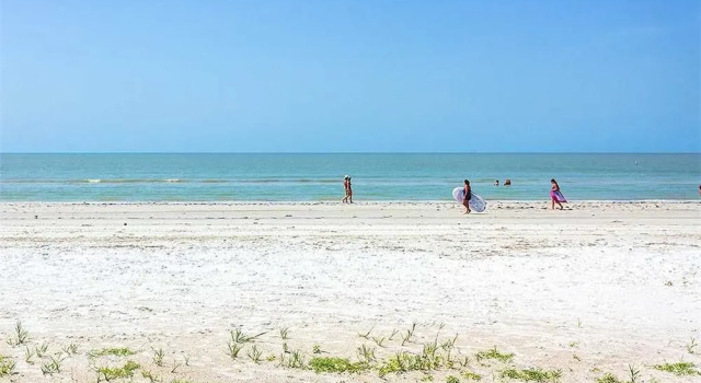 Beach House, 3 Bedrooms, Sleeps 6, WiFi, Gulf Front Cottage