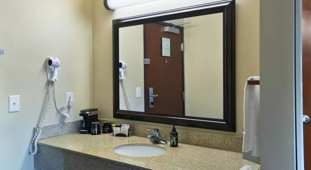 Четырёхместный люкс с балконом и с видом на реку Oxford Suites Yakima