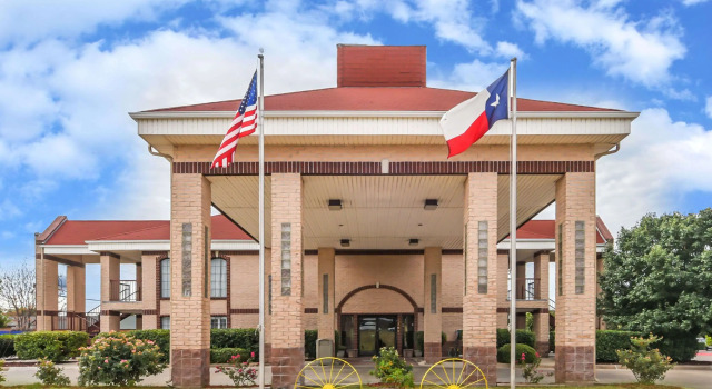 Days Inn by Wyndham Granbury, Забронировать Отель Гранбери Dallas - Fort Worth Metropolitan Area, рядом с Granbury Doll House Museum
