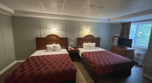 Четырёхместный номер Standard Super 8 by Wyndham Pembroke