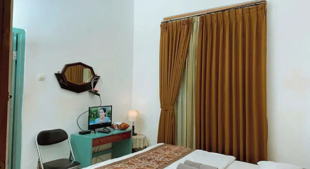 Griya Cemara Homestay, Book Hotel Hoteller i Adi Sutjipto med parkering, Parkering