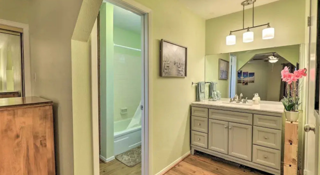 Granbury Getaway w/ Lake Views: 2 Mi to Downtown!