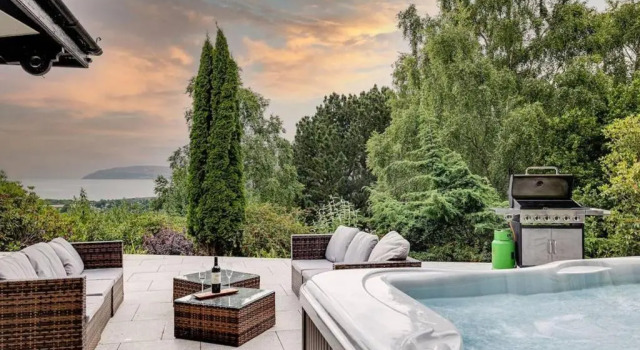Коттедж Delightful Holiday Home With sea Views and Hot Tub