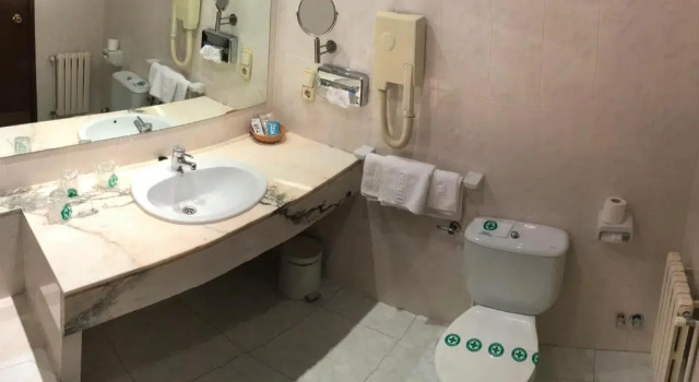 Трёхместный номер Economy Hotel Roc Del Castell