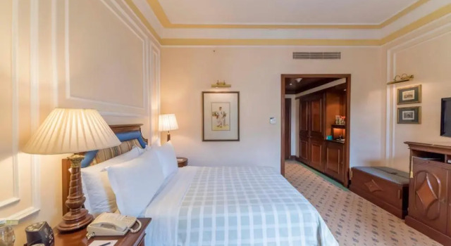 Номер Premier с балконом The Oberoi Grand Kolkata