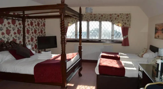 Четырёхместный номер Standard Hunters Lodge Hotel