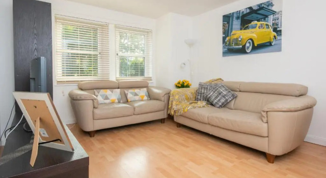 Апартаменты Find "DWELLCOME HOME Ltd" site for 10oo10 assurance from past guests - Immaculate Central 2 bedroom King & Double 1st floor Apartment with free allocated auto barrier off street parking, fast broadband Miles better than a hotel